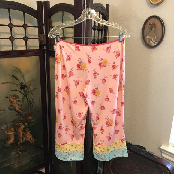 Adorable DKNY 2 Piece Pajama Set - Picture 3 of 7